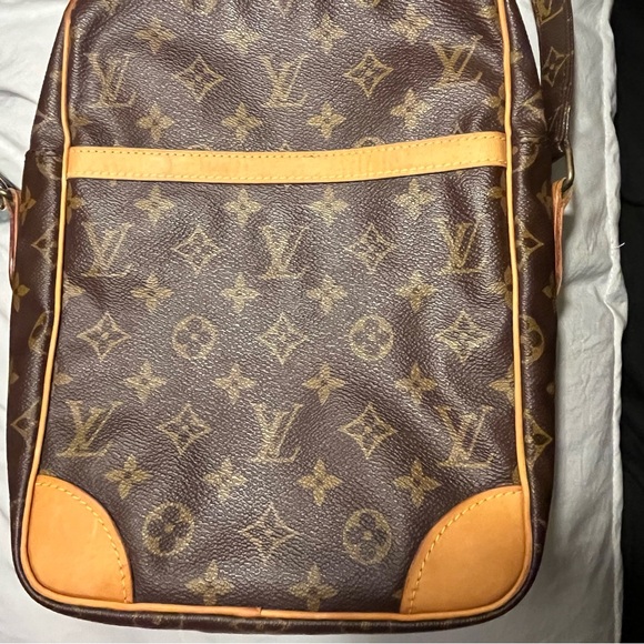 Gorgeous Auth Louis Vuitton Danube MM Crossbody Unisex EUC!!! - Picture 4 of 14